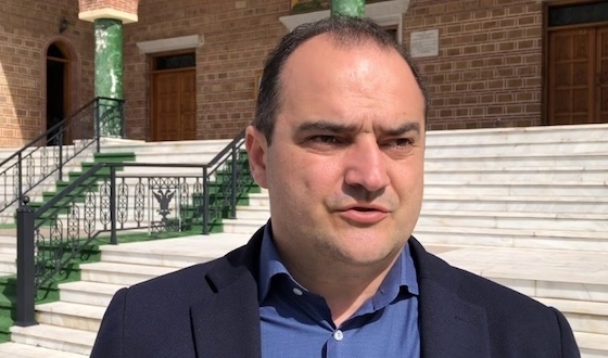 Ο κ. Χατζηγιάννογλου κάλεσε την αντιπολίτευση να επιστρέψει στα καθήκοντά της, αφήνοντας τις «παραστάσεις για τα μέσα ενημέρωσης», καθώς «η πόλη δεν μπορεί να περιμένει».