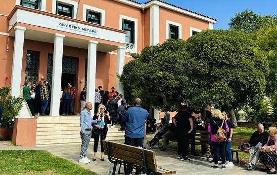 Ο συνήγορος ζήτησε την επιείκεια του δικαστηρίου, υποστηρίζοντας ότι ο κατηγορούμενος είναι βιοπαλαιστής και πατέρας τεσσάρων παιδιών.