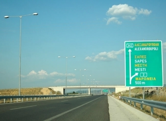 Η Εγνατία Οδός κατασκευάστηκε με δεκάδες διαφορετικές εργολαβίες και ανόμοια επίπεδα ποιότητας, με αποτέλεσμα τμήματά της να μετρούν από 16 έως και πάνω από 25 χρόνια λειτουργίας χωρίς την αναγκαία βα