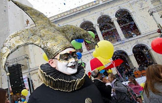 Η 'καρδιά' του καρναβαλιού χτυπάει όπως κάθε χρόνο στην Πάτρα.