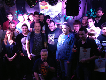 Στιγμιότυπο από το τέλος της βραδιάς με όλους τους συντελεστές και τις μπάντες.