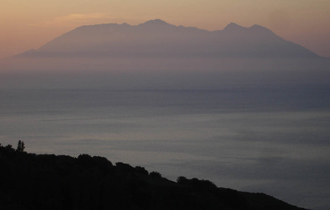 Η απόσταση από τη Σαμοθράκη μέχρι την Ίμβρο είναι περίπου δώδεκα ναυτικά μίλια.