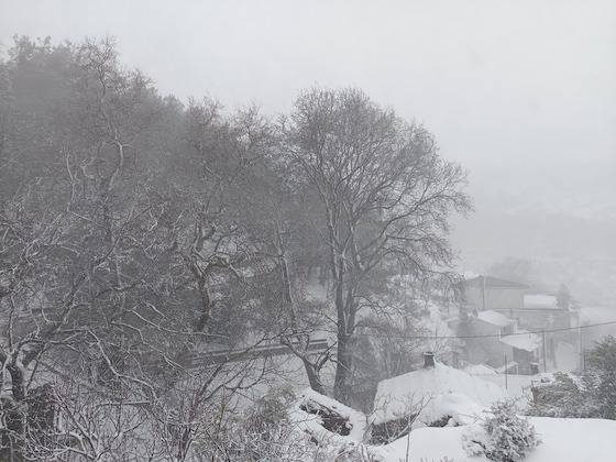 Ολόλευκο το σκηνικό στη Χώρα Σαμοθράκης (φωτ: Tonia Labda)