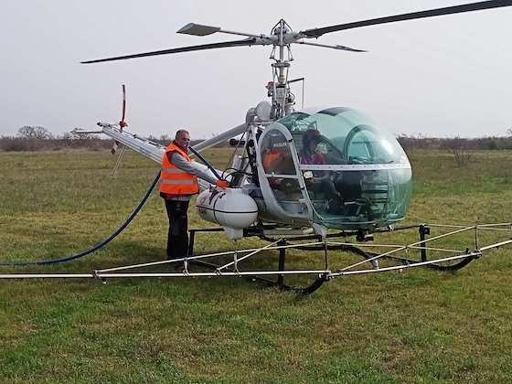 Το έργο της επίγειας καταπολέμησης συμπληρώνει το εναέριο έργο καταπολέμησης κουνουπιών με ψεκασμούς από ελικόπτερα. 