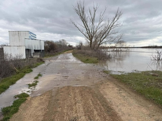 Καλύτερη η εικόνα σήμερα, αλλά ο κάμπος παραμένει λίμνη.