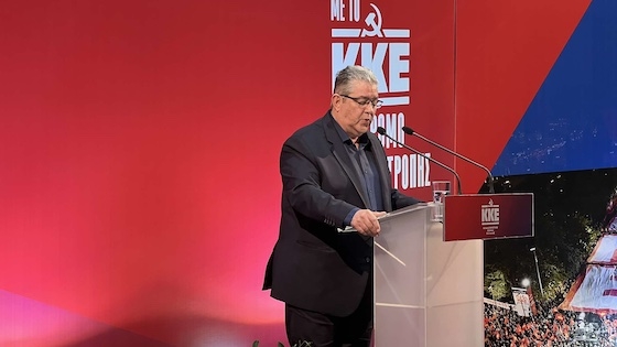 Στην ασφυκτικά γεμάτη Αποθήκη 1 στο λιμάνι της Αλεξανδρούπολης μίλησε ο ΓΓ της ΚΕ του ΚΚΕ Δημήτρης Κουτσούμπας.