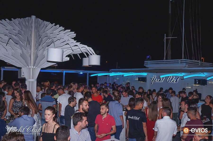 Νύχτες μαγικές και ονειρεμένες στην ταράτσα του Yacht club, στο λιμάνι