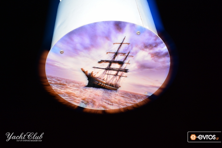 Σάββατο βράδυ σε ένα δροσερό Yacht Club