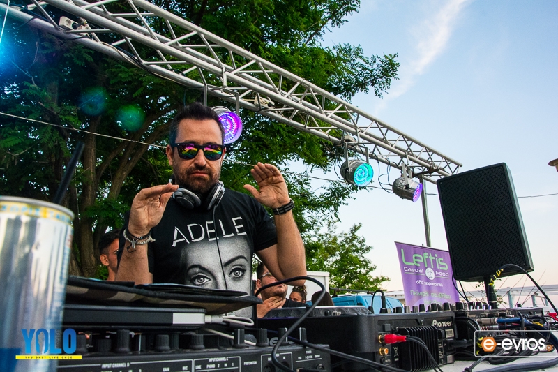 Ο Θέμης Γεωργαντάς έβαλε "φωτιά" το Σάββατο στο YOLO Beach Bar