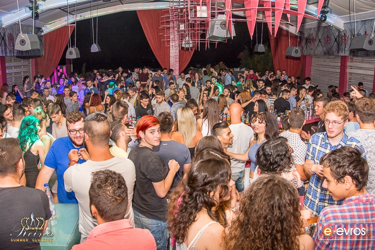 Σούπερ "Hooters & Photobooth" πάρτι στο Reina Club.