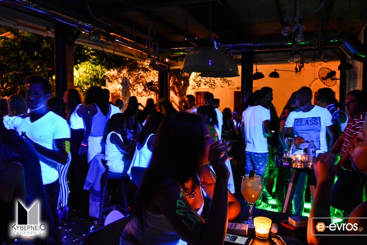 Σούπερ "White & Glow Edition" πάρτι την Παρασκευή στο "Κυβερνείο".