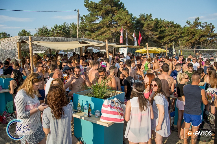 Πανικός στο "άχαστο" πάρτι με Chris Papa στο Yasu Beach Bar.