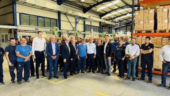 O Υπουργός πλαισιωμένος από στελέχη και εργαζομένους της Dasteri