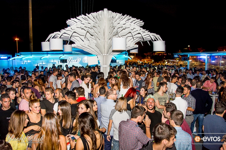 Τα Σαββατόβραδα είναι όμορφα πάνω στο Yacht Club.