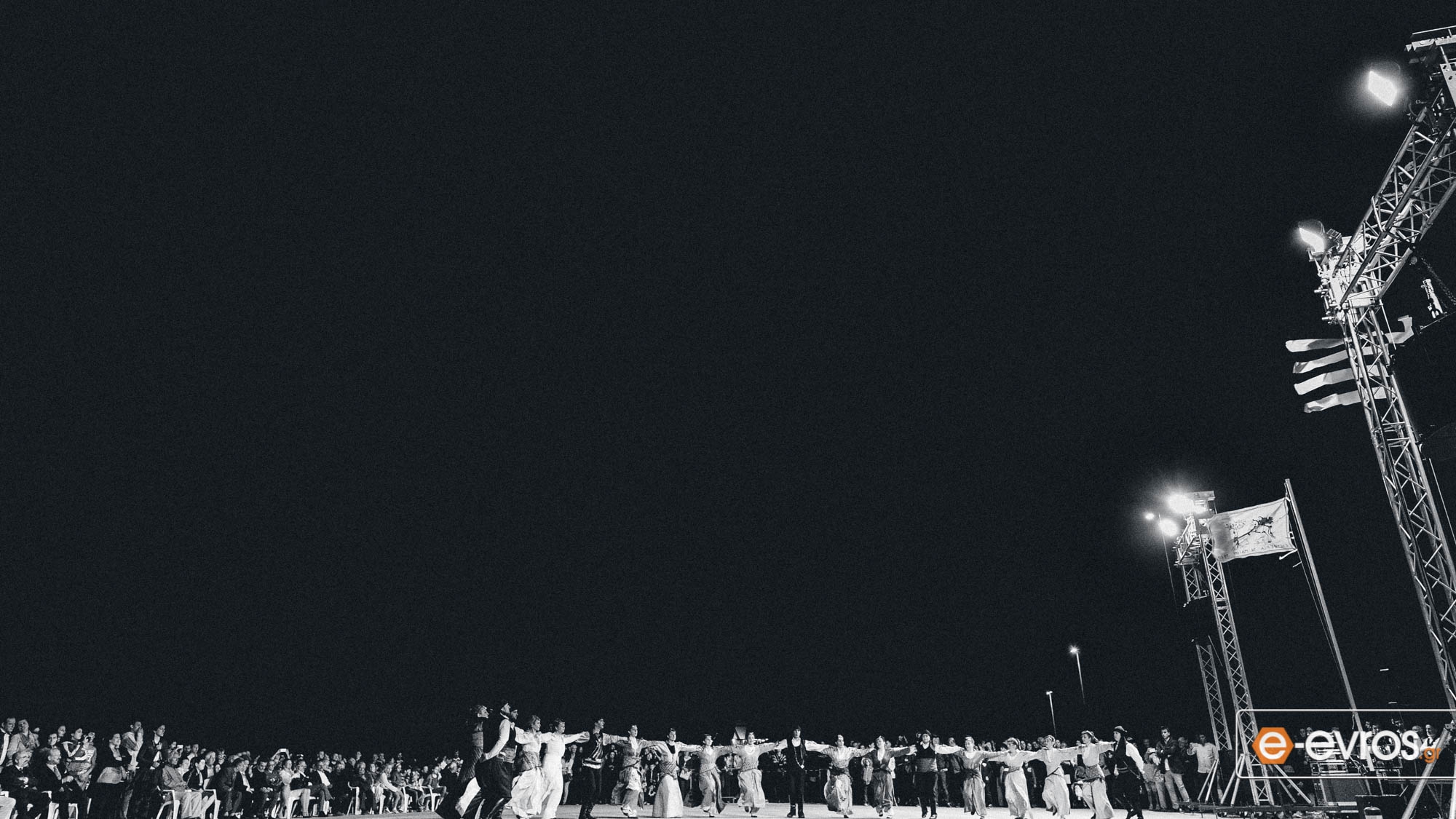 Ενέργεια επι της σκηνής με παραδοσιακά τραγούδια