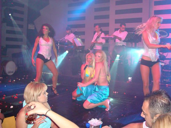 Όλοι πάνω στην πίστα μονίμως στο Pico Plus Live!!