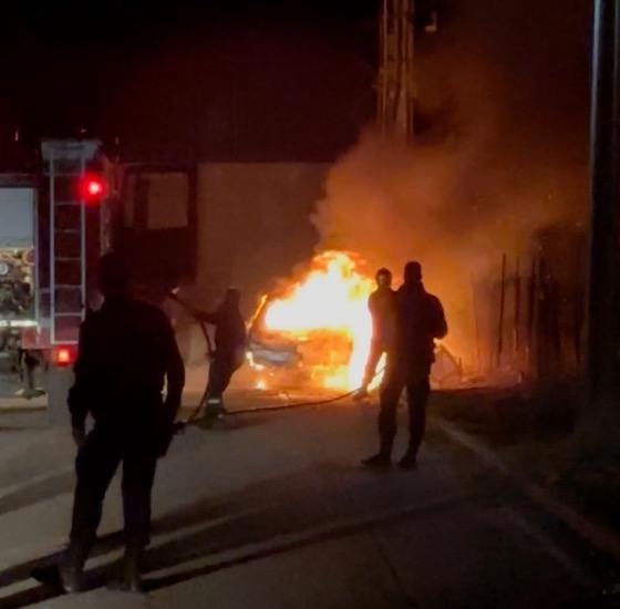 Αυτό είναι το αμάξι το οποίο τυλίχτηκε στις φλόγες χθες το βράδυ