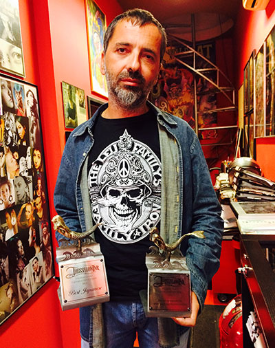 O Νίκος Κατσούλης με τα βραβεία του από το 'Thessalonink'.