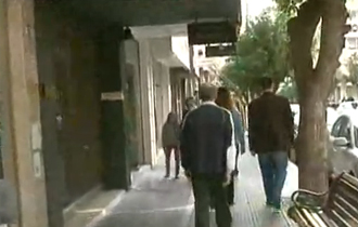 Είχαν τις πόρτες τους ανοιχτές ορισμένα καταστήματα.