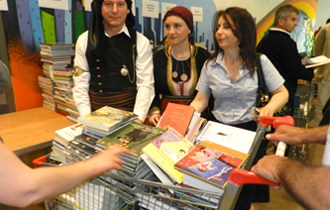 Δίνει τη δυνατότητα οι βιβλιοθήκες των συλλόγων και να αναβαθμιστούν αλλά και να εμπλουτιστούν με νέα βιβλία.