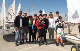 Τα τελικά αποτελέσματα μετά από 5 ιστιοδρομίες με έντονο αέρα κατά την πρώτη ημέρα των αγώνων.