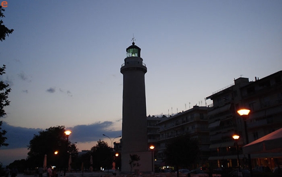 Οι μοτοσικλετιστές ψάχνουν μονίμως να βρουν χώρο για να παρκάρουν το μηχανάκι τους ανάμεσα στα αυτοκίνητα, στο κέντρο της πόλης