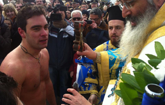 Είναι η έβδομη φορά που ο Γιώργος βουτάει για το Σταυρό.