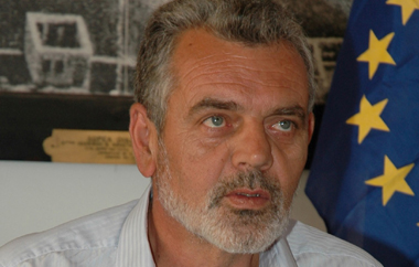 Η δήλωση ανεξαρτητοποίησής του.