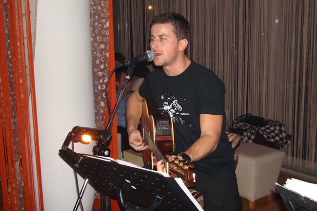 Ιδανική ατμόσφαιρα με τον Στέλιο Βραχιόλογλου στο Bao Bab Lounge.