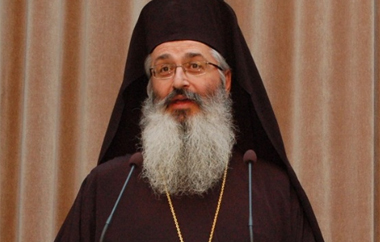 Ο Μητροπολίτης απευθύνεται στα παιδιά.