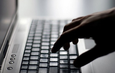 Μεταδίδεται  μέσω 'μολυσμένων' μηνυμάτων ηλεκτρονικού ταχυδρομείου και μέσω 'επισφαλών' ιστοσελίδων.