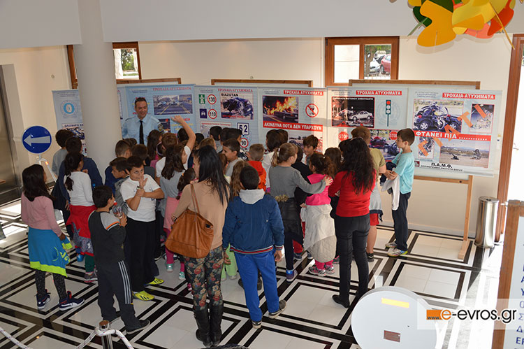 6 φωτογραφικά κλικ από την έκθεση Τροχαίας στο Νομαρχείο Αλεξ/πολης.