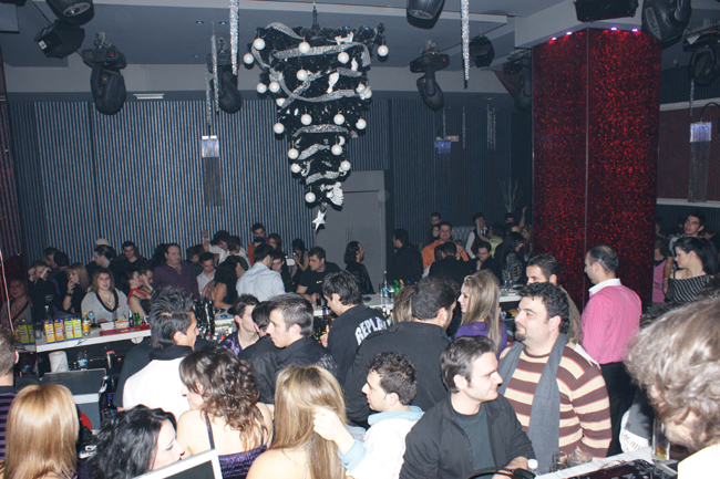 Genial club με πολύ κέφι και clubbing διάθεση!