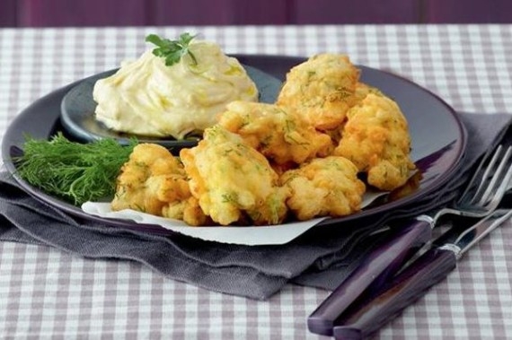 Ο μπακαλιάρος έφτασε στο ελληνικό τραπέζι περί τον 15ο αιώνα και καθιερώθηκε άμεσα ως το εθνικό φαγητό της 25ης Μαρτίου.