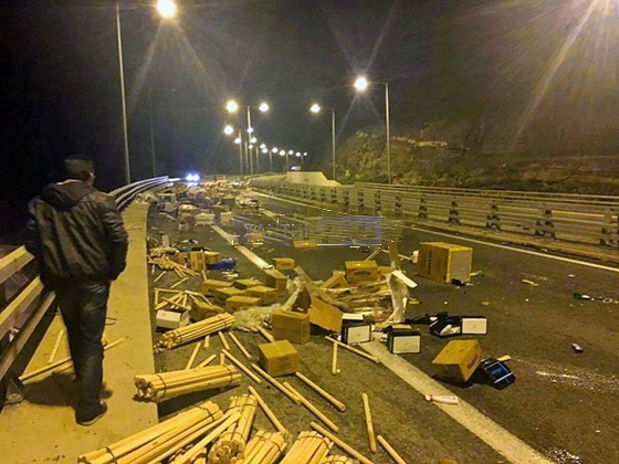 Χάος στην Εγνατία -Δίπλωσε νταλίκα και σκόρπισαν τα εμπορεύματα (ΒΙΝΤΕΟ)