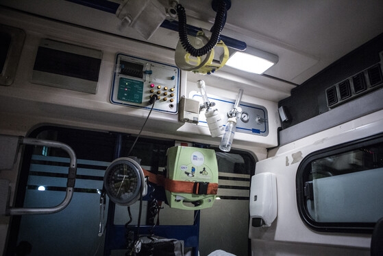 Με μαύρο βανάκι μετέφεραν ασθενή με covid και τον "ξεφόρτωσαν" έξω από το σπίτι του