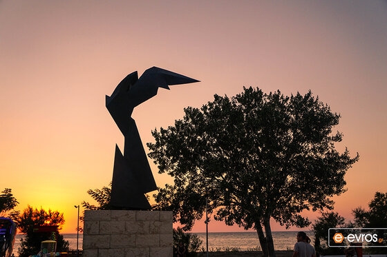 Η Νίκη της Σαμοθράκης στο λιμάνι της Καμαριώτισσας