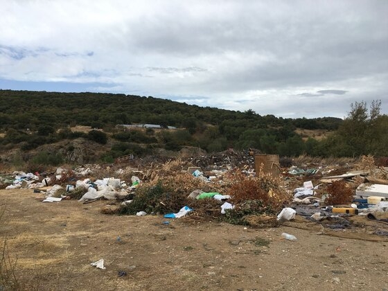 Ένας μικρός σκουπιδότοπος έχει δημιουργηθεί δίπλα στο γήπεδο των Λουτρών (video)