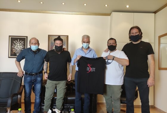 Ο δήμαρχος Σουφλίου μαζί με τον σκηνοθέτη Βασίλης Τσικάρα και με τα μέλη του Πολιτιστικού Σωματίου «ΕΚΚΙΝΗΣΗ».