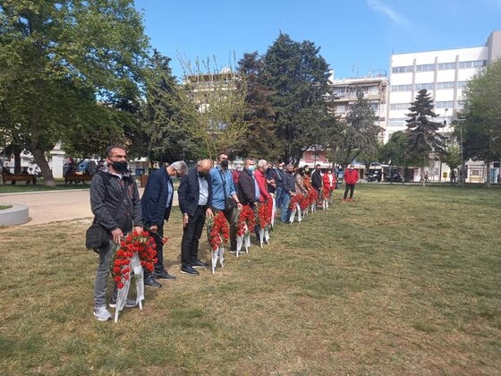 Tο Εργατοϋπαλληλικό Κέντρο Έβρου και oι εκπρόσωποι διοικήσεων των σωματείων εργαζομένων κατέθεσαν εχτές στεφάνια για την εργατική Πρωτομαγιά.