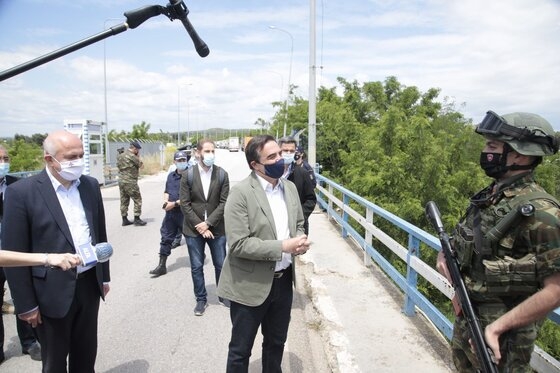 Ο αντιπρόεδρος της Ευρωπαϊκής Επιτροπής, Μαργαρίτης Σχοινάς στα σύνορα του Έβρου.