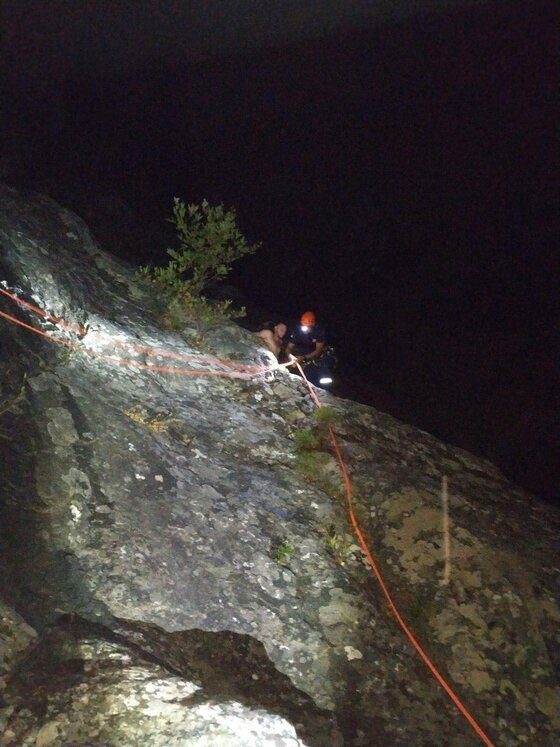 Στιγμιότυπο από την διάσωση περιπατητή στη Σαμοθράκη.