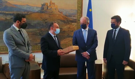 Στιγμιότυπο από την ολοκλήρωση των εργασιών της Προανακριτικής Επιτροπής για την υπόθεση του πρ. Υπουργού Ν. Παππά και την παράδοση του πορίσματός της στον Πρόεδρο της Βουλής.