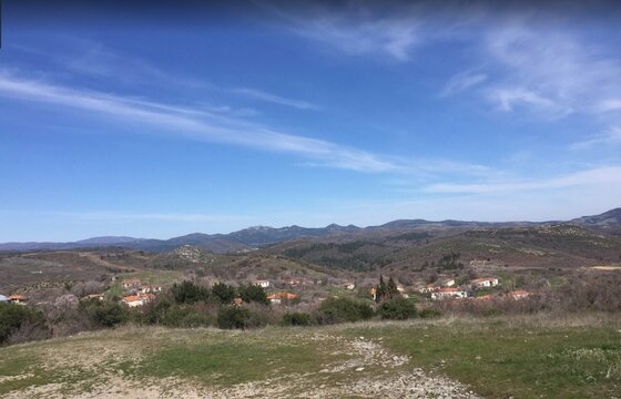 Το χωριό Κοίλα Έβρου από μακριά.