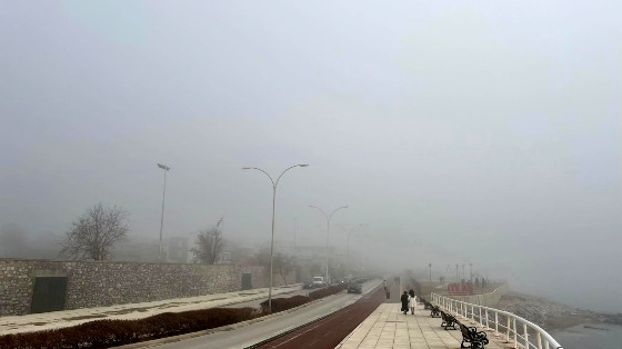 Πυκνή ομίχλη σκέπασε την πόλη της Αλεξανδρούπολης (video)