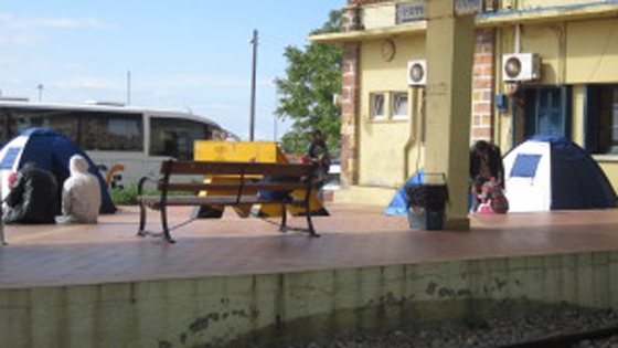 Σκηνές έστησαν στον ΟΣΕ οι πρόσφυγες το πρωί της Τετάρτης