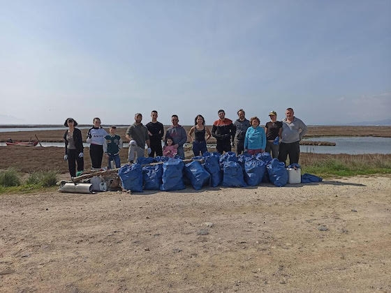 Συνολικά, συλλέχθηκαν 41 σακούλες με σκουπίδια, ενώ εντοπίστηκαν και απομακρύνθηκαν και ογκώδη αντικείμενα, όπως φουσκωτό, ζυγαριά, λάστιχα κ.α.