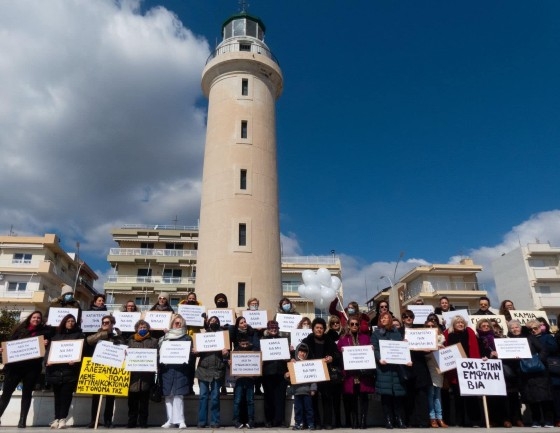 Στιγμιότυπο από τη σιωπηλή πορεία για να μην υπάρξει καμία άλλη Ελένη.