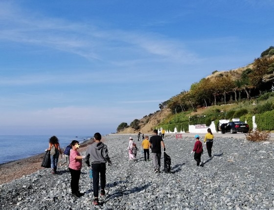 Μαθητές από τη Σαμοθράκη άφησαν για λίγο τις σχολικές αίθουσες και πήραν σακούλες για να μαζέψουν τα σκουπίδια!