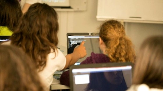 Αλεξανδρούπολη: Γυναίκες και κορίτσια μαθαίνουν γλώσσες προγραμματισμού